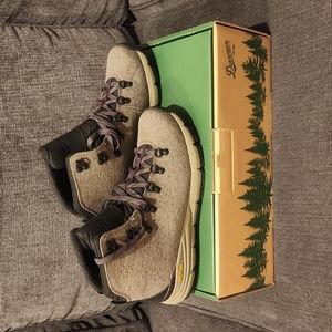 Brand New Women's Danner Mountain 600 Enduroweave Hiking Boots (Size 10)